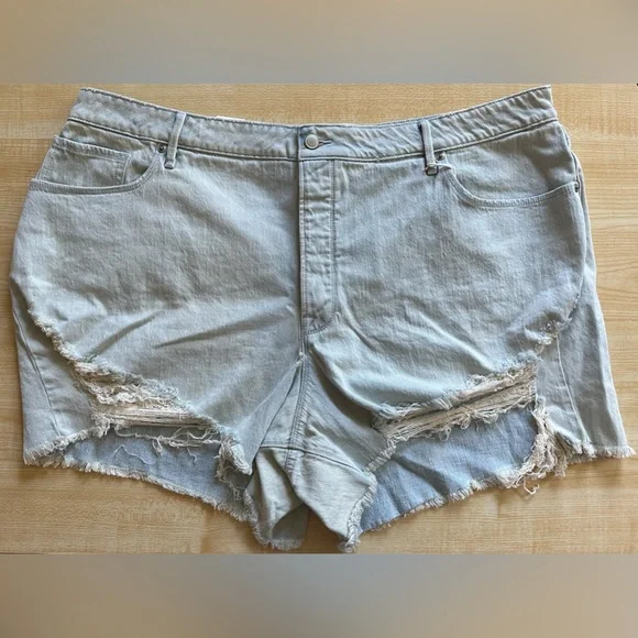 SOLD🩵Good American Light Wash Distressed Bombshell Denim Short in Blue648 Size - Picture 16 of 16